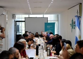 Gobierno provincial reabre paritarias con docentes y estatales sin oferta