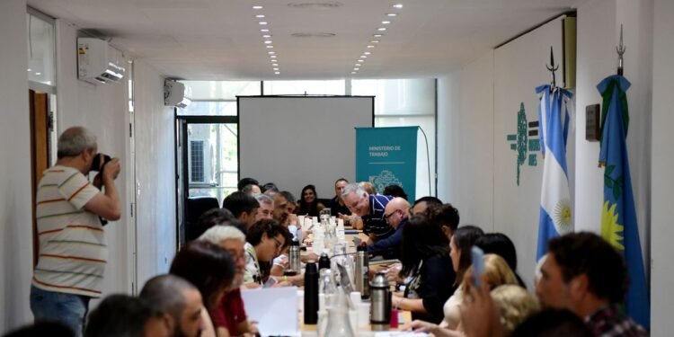 Gobierno provincial reabre paritarias con docentes y estatales sin oferta