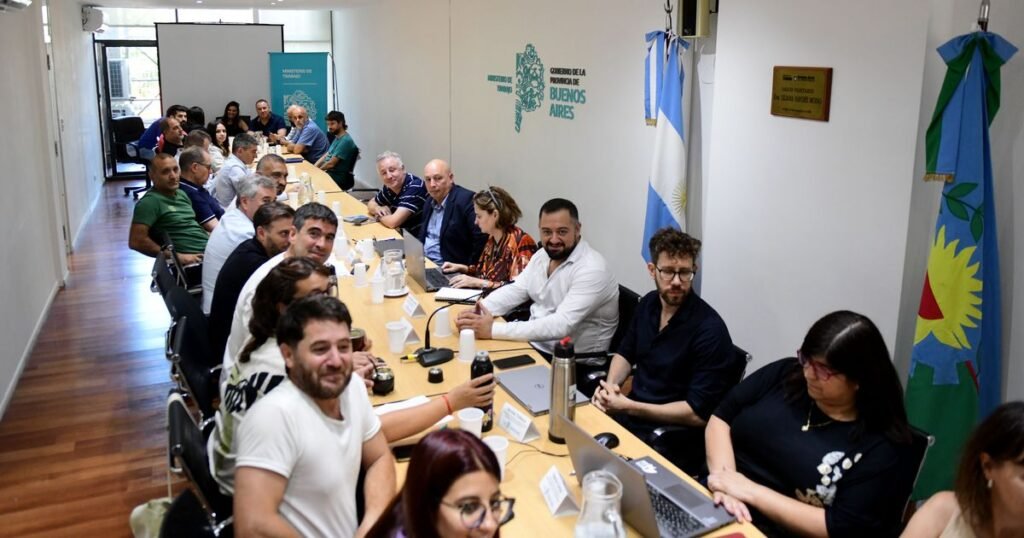 Kicillof convoca a docentes y estatales a paritarias el 5 de agosto