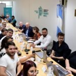 Kicillof convoca a docentes y estatales a paritarias el 5 de agosto