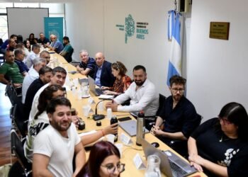 Kicillof convoca a docentes y estatales a paritarias el 5 de agosto