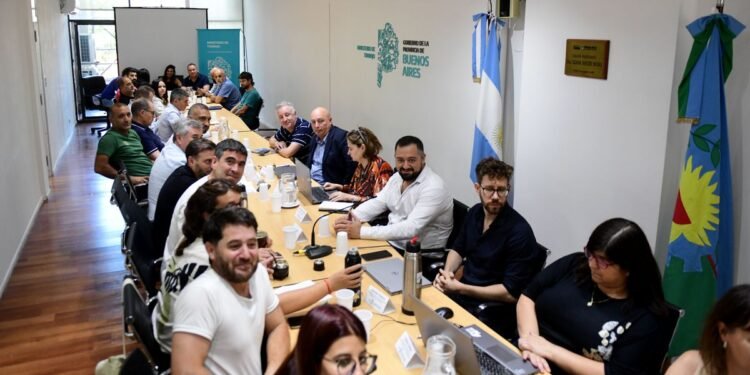 Kicillof convoca a docentes y estatales a paritarias el 5 de agosto