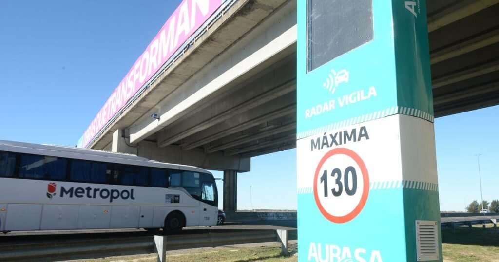 Aubasa instala nuevos tótems de control de velocidad en la autopista La Plata-Buenos Aires