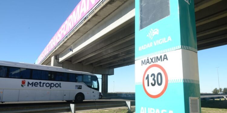 Aubasa instala nuevos tótems de control de velocidad en la autopista La Plata-Buenos Aires
