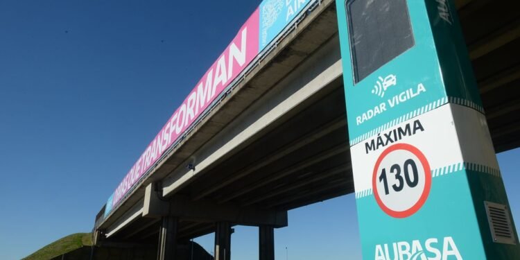 Instalan nuevos tótems de velocidad en la Autopista La Plata-Buenos Aires