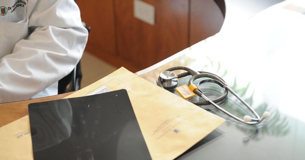 Médicos de hospitales en La Plata aceptan aumento salarial del 5%