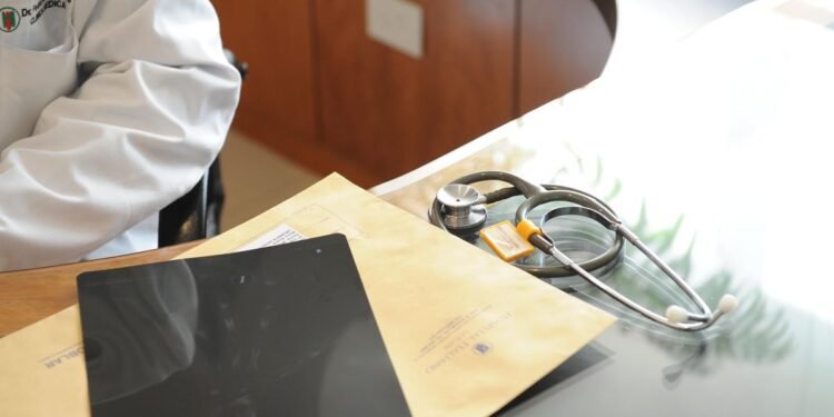 Médicos de hospitales en La Plata aceptan aumento salarial del 5%