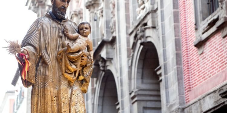 San Cayetano: miles de fieles rinden homenaje al santo del trabajo y el pan