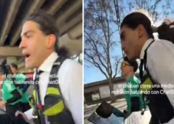 Un joven corre una maratón mientras consulta a ChatGPT en tiempo real