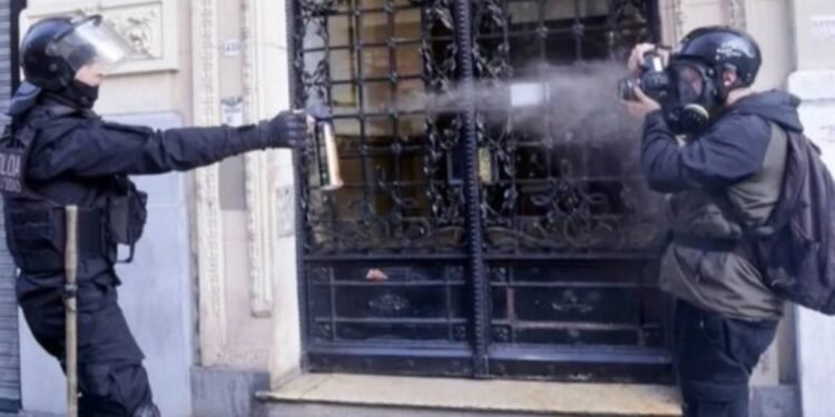 Policía agredió a fotógrafo con gas lacrimógeno en marcha de jubilados