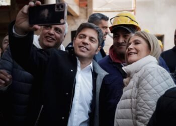 Kicillof cierra campaña en Merlo y urge a votar para frenar a Milei