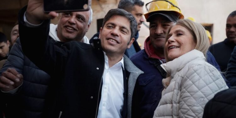 Kicillof cierra campaña en Merlo y urge a votar para frenar a Milei