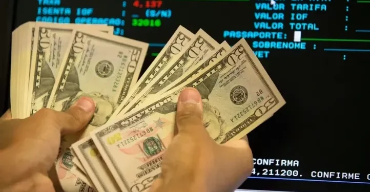 El dólar oficial cae a $1.310 y el riesgo país se reduce un 11,4% en el mercado financiero