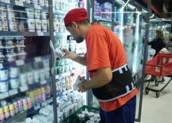 La economía argentina se contrae un 0,1% y especialistas advierten sobre una posible recesión