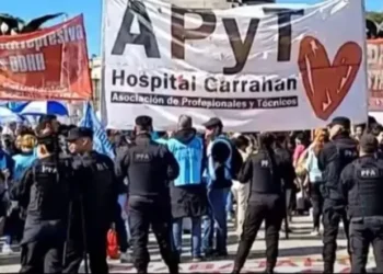 Protestas en hospitales y universidades tras veto de Milei a leyes clave para la educación y salud