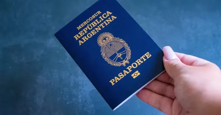 Falla en pasaportes argentinos afecta a más de 200.000 ciudadanos en el exterior