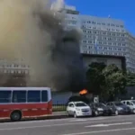 Se incendia edificio de la Armada en Retiro y vuelca ambulancia del SAME