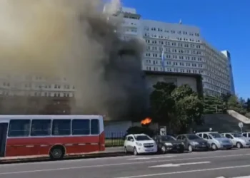 Se incendia edificio de la Armada en Retiro y vuelca ambulancia del SAME