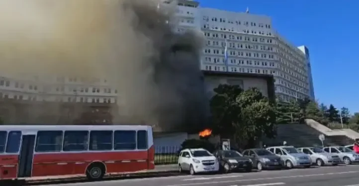 Se incendia edificio de la Armada en Retiro y vuelca ambulancia del SAME