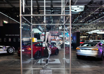 Tesla avanza en la inteligencia artificial con su robot Optimus en 2023