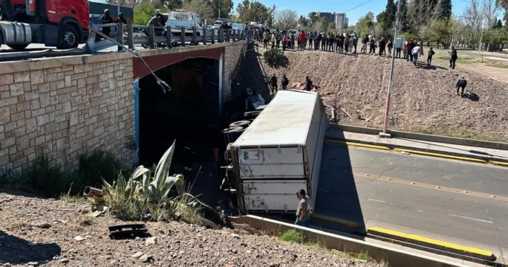 Camión volcado en Guaymallén desata caos por carne en la calle