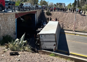 Camión volcado en Guaymallén desata caos por carne en la calle