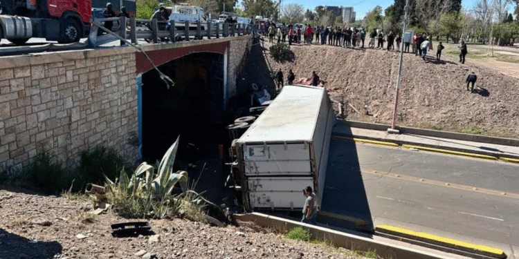 Camión volcado en Guaymallén desata caos por carne en la calle