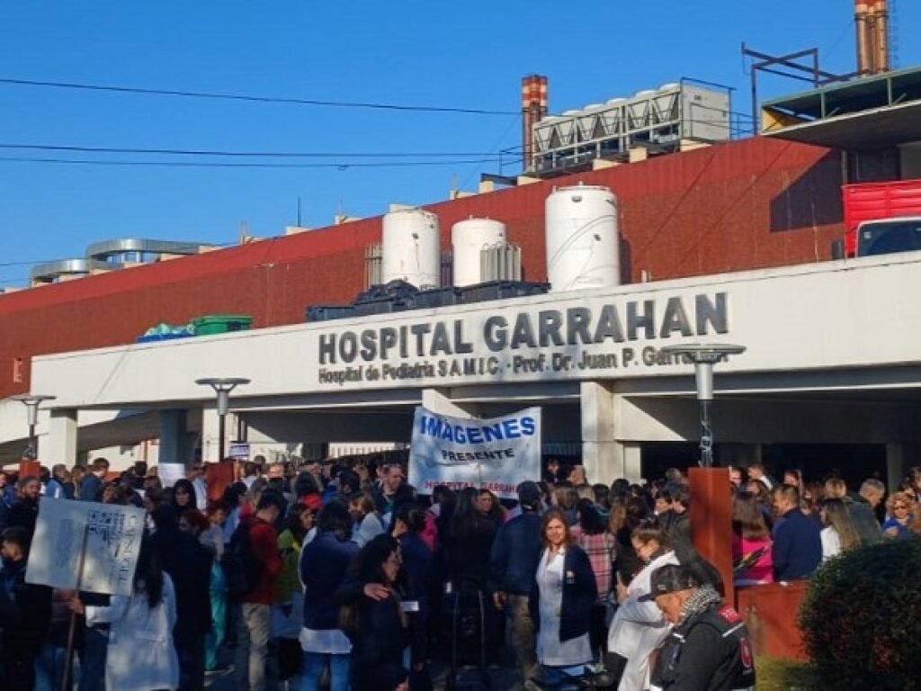 Gobierno despide a 110 empleados del Hospital Posadas en medio de protestas sanitarias