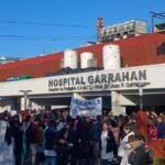 Gobierno despide a 110 empleados del Hospital Posadas en medio de protestas sanitarias
