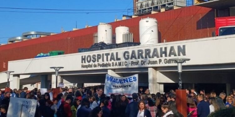 Gobierno despide a 110 empleados del Hospital Posadas en medio de protestas sanitarias