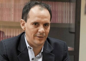 La falta de dólares complica el pago de la deuda y eleva el riesgo país