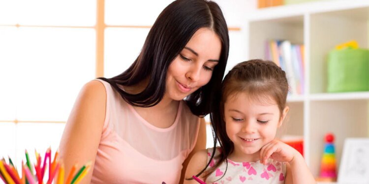 Aumento de sueldos en casas particulares: ¿cuánto cobra ahora una niñera?