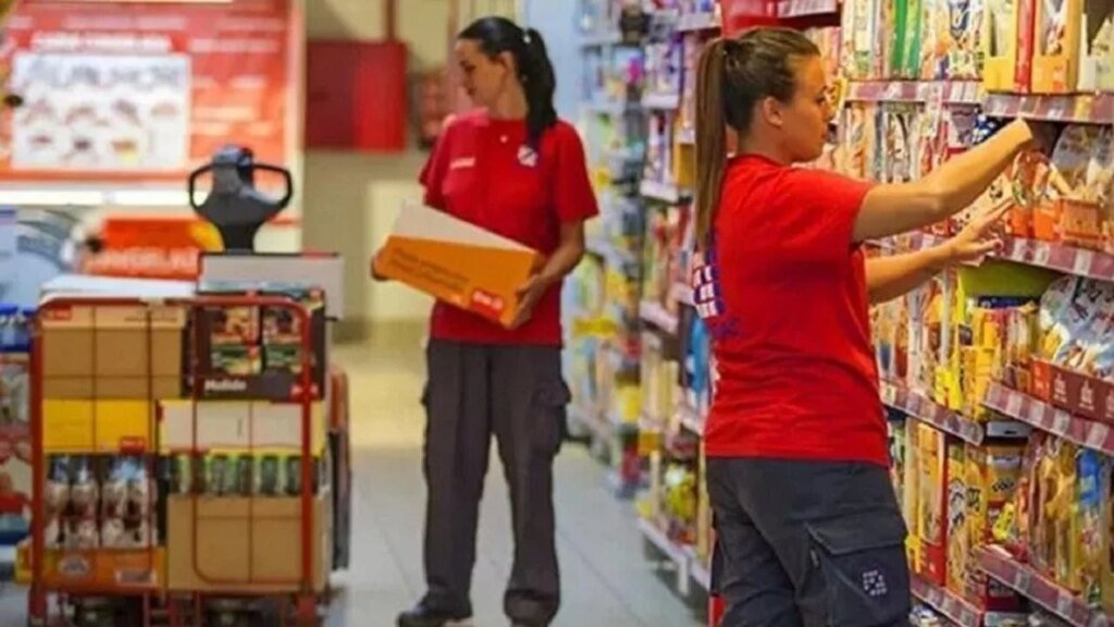 Empleados de comercio reciben aumento y bono en el Día del Empleado