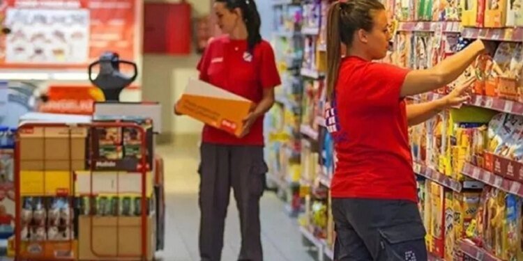 Empleados de comercio reciben aumento y bono en el Día del Empleado