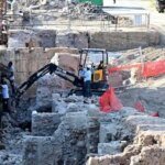 Hallan medallas del siglo XV en excavaciones del metro de Roma