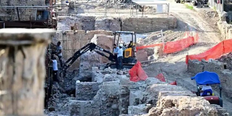 Hallan medallas del siglo XV en excavaciones del metro de Roma