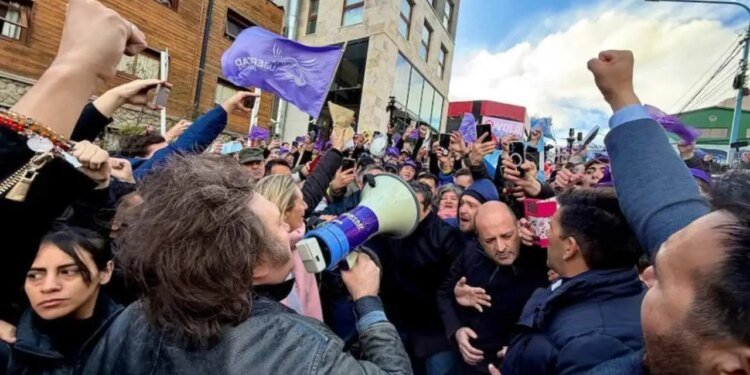 Protestas obligan a Milei a cancelar acto de campaña en Ushuaia