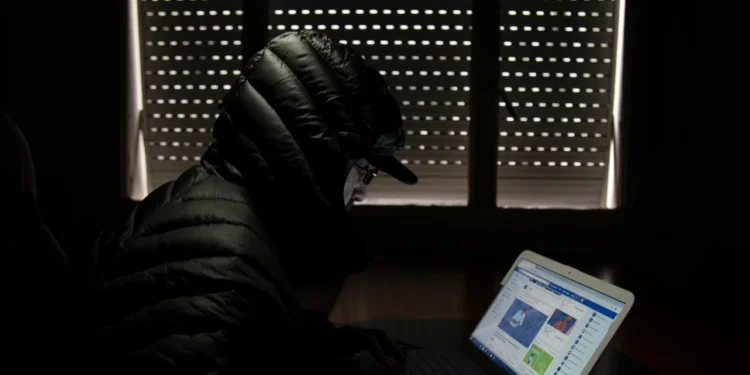 Captan a menores en Roblox y las llevan a grupo de WhatsApp sexualizado