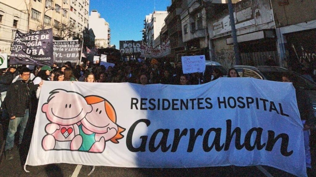 Trabajadores del Hospital Garrahan realizan marcha por veto de Milei a ley de salud infantil
