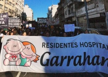 Trabajadores del Hospital Garrahan realizan marcha por veto de Milei a ley de salud infantil
