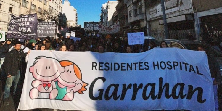 Trabajadores del Hospital Garrahan realizan marcha por veto de Milei a ley de salud infantil