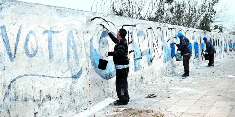 Un nuevo proyecto propone multar a partidos que hagan pintadas políticas en espacios públicos