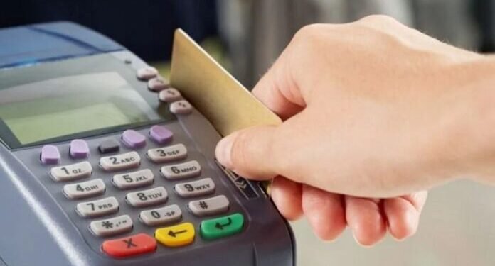 Los comercios deberán permitir que los clientes operen posnets para evitar fraudes