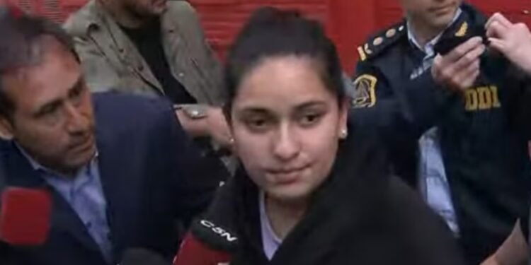 Detienen a sobrina de acusado por triple femicidio en Florencio Varela