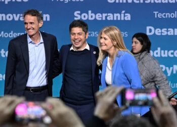 Kicillof llama a votar para frenar la "motosierra" de Milei en PBA