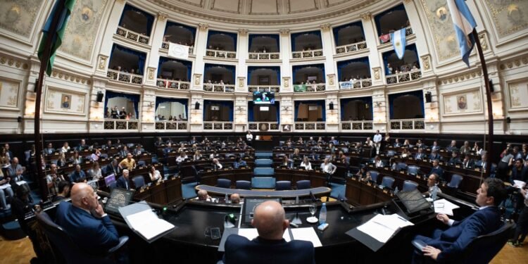 Diputados reanudan sesiones marcadas por críticas al gobierno y tensiones internas