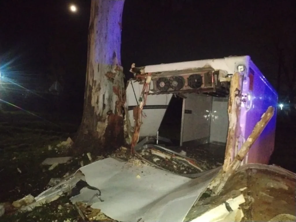 Grave accidente en Ruta 2 deja un herido grave y camión destruido en La Plata
