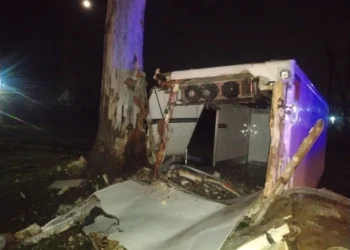 Grave accidente en Ruta 2 deja un herido grave y camión destruido en La Plata