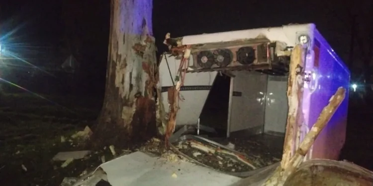 Grave accidente en Ruta 2 deja un herido grave y camión destruido en La Plata