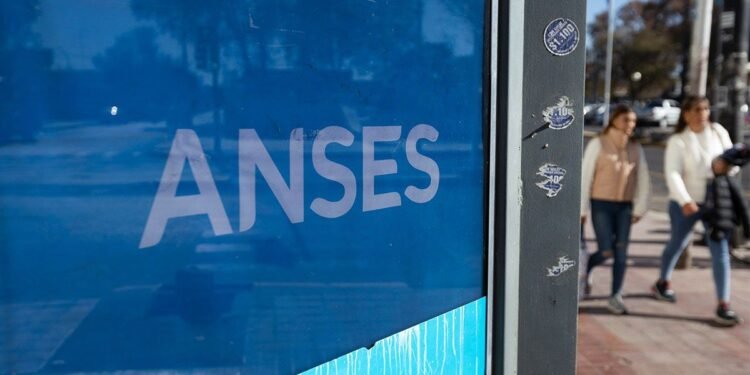 Aumentan los pagos de ANSES: ¿quiénes cobran este viernes en Argentina?